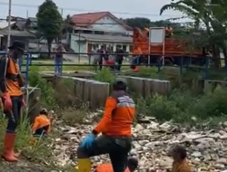 Tindaklanjuti Arahan Bupati, Pemcam Cibinong Fokus Bersihkan Kali Cikaret dari Sampah