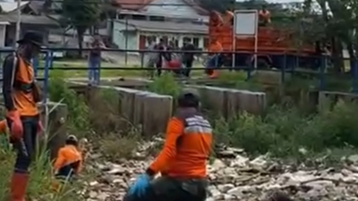 Tindaklanjuti Arahan Bupati, Pemcam Cibinong Fokus Bersihkan Kali Cikaret dari Sampah