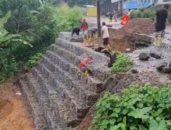 Tebing Jalan Kampung Sawah Rumpin Longsor, Bupati Bogor Instruksikan DPU Pasang Bronjong Darurat