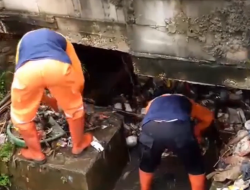 Bupati Bogor Rudy Susmanto Dorong Aksi Cepat, TRC DLH Tertibkan Sampah di Irigasi Gang Kancil
