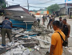 Berdiri Tanpa Izin, Satpol PP Bongkar 6 Bangli Milik PKL di Babakan Madang