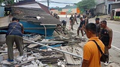 Berdiri Tanpa Izin, Satpol PP Bongkar 6 Bangli Milik PKL di Babakan Madang
