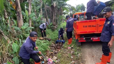 DLH Kabupaten Bogor Bersihkan Bekas Saluran Irigasi Bojonggede, 3 Kubik Sampah Diangkut