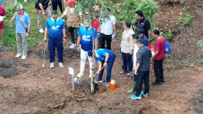 CFD Tegar Beriman Ditutup dengan Aksi Hijau, Bupati Bogor dan Menteri LH Tanam Pohon di Hutan Kota