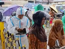 Hujan Tak Halangi Antusias Warga Kemang Serbu Gerakan Pangan Murah