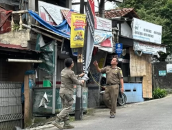 Satpol PP Tamansari Tertibkan Spanduk Liar di Jalan Utama