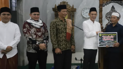 Tarling di Sukaraja, Jaro Ade Serahkan Bantuan dan Ajak Masyarakat Doakan Para Pemimpin