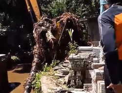 TRC DLH Kabupaten Bogor Bersihkan Sampah Liar dan Material Penyumbat Sungai Kalibaru