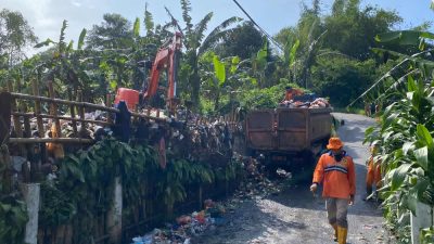 Pemkab Bogor Tangani Tumpukan Sampah di Desa Kopo, Kerahkan Puluhan Truk Pengangkut
