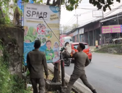 Instruksi Rudy Susmanto Ditindaklanjuti, Satpol PP Cibungbulang Bersihkan Spanduk Liar