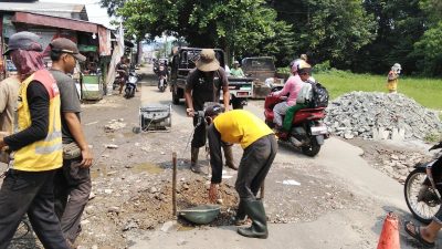 Perbaikan Jalan Pengasinan–Rawakalong Dipercepat, Respons Cepat Atas Keluhan Warga