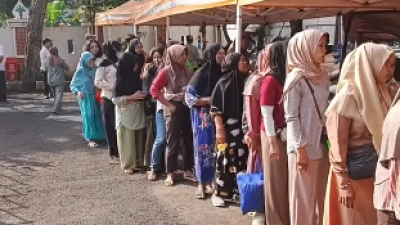 Warga Sukaraja Antusias Sambut Gerakan Pangan Murah, Kebutuhan Pokok Diserbu Sejak Pagi