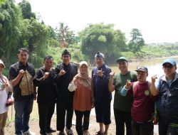 DLH Kabupaten Bogor dan Warga Bersinergi Jaga Sungai Cileungsi Melalui Penangkapan Ikan Sapu-Sapu