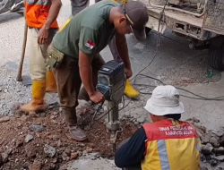 Respons Cepat Pemkab Bogor Atasi Titik Banjir, Drainase Jalan Jampang-Karihkil Dinormalisasi