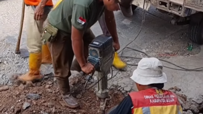 Respons Cepat Pemkab Bogor Atasi Titik Banjir, Drainase Jalan Jampang-Karihkil Dinormalisasi