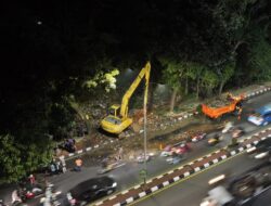 Atas Arahan Bupati Rudy Susmanto, Pemkab Bogor Bersihkan Tumpukan Sampah Kali Baru dengan Alat Berat