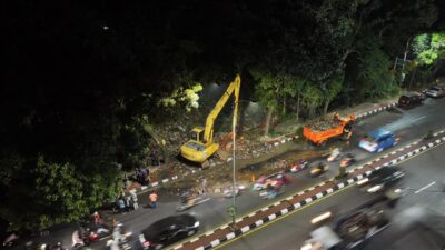 Atas Arahan Bupati Rudy Susmanto, Pemkab Bogor Bersihkan Tumpukan Sampah Kali Baru dengan Alat Berat