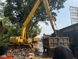 Pemkab Bogor Kebut Bersihkan Kali Baru, Kerahkan 40 Truk dan Alat Berat, Target Tuntas Lima Hari